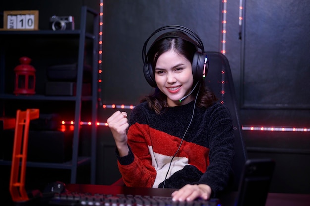 Photo young female professional streamer and gamer with headset playing online video games