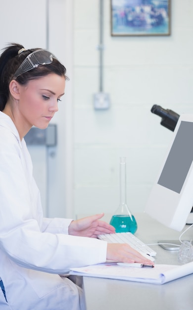 Foto giovane ricercatore femminile che utilizza computer nel laboratorio