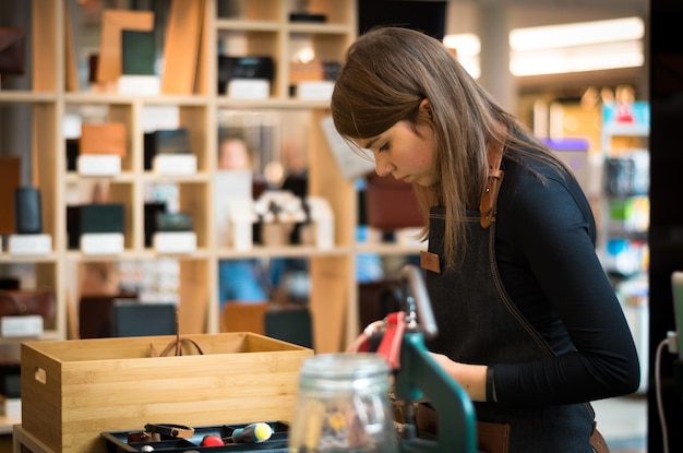 手工芸品店の若い女性セールスマン