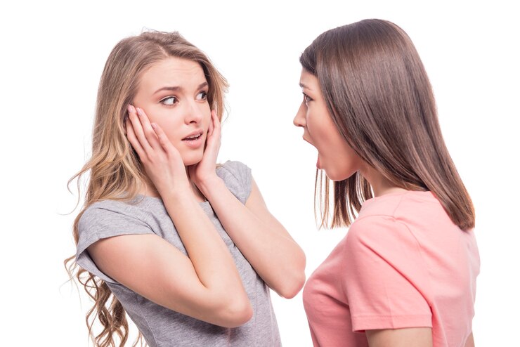 彼女の友人で叫んでいる若い女性。