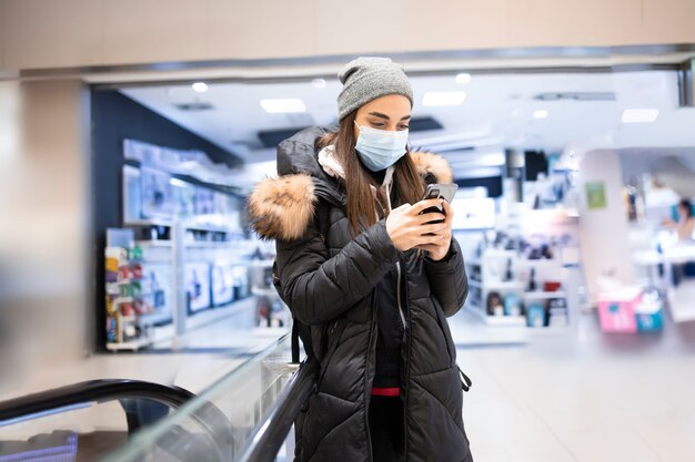 コロナウイルスのパンデミックの間にモールで若い女性の買い物