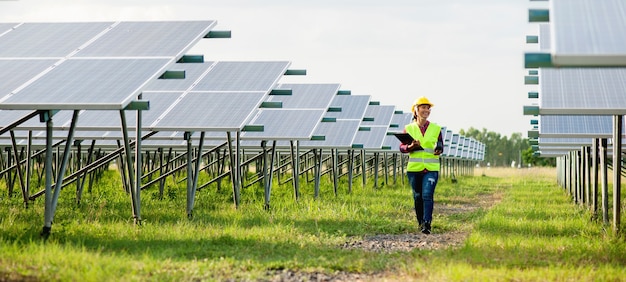 若い女性の太陽電池エンジニアが一生懸命働いています。代替エネルギーでの作業太陽エネルギー