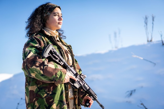 Giovane soldato in uniforme militare sulla neve invernale. foto di alta qualità