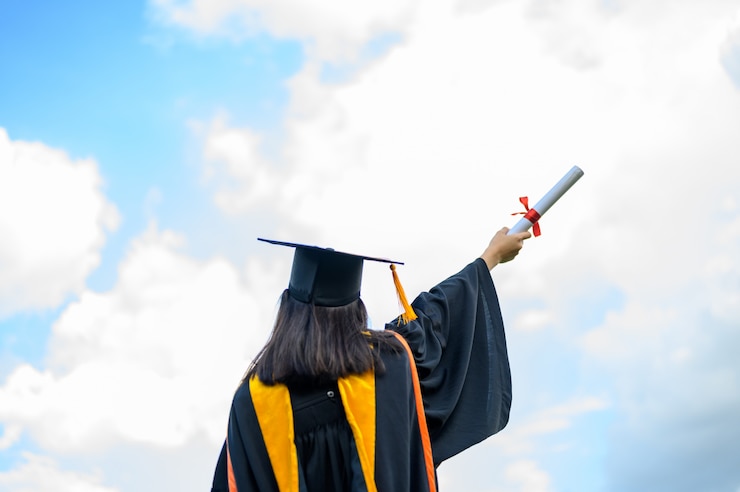 Photo young female student graduating from university
