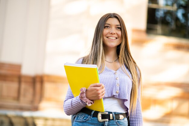 Foto giovane studentessa con un libro in mano
