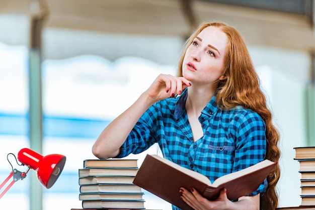 Photo the young female student preparing for exams