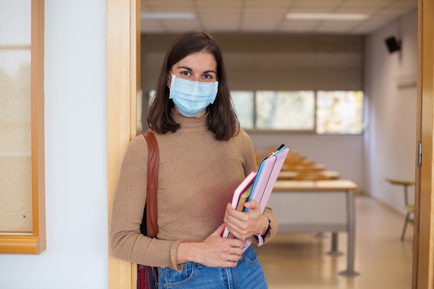 Foto giovane studentessa all'università