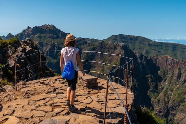 Pico do Arieiro Madeira Portugal의 Miradouro do Juncal에서 걷는 젊은 여성 관광객