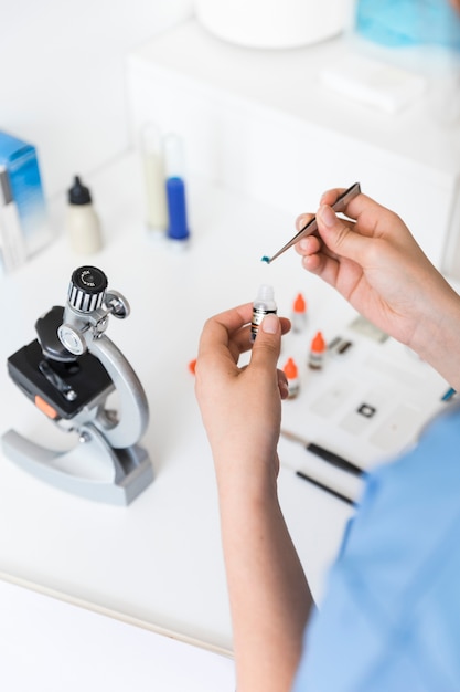 Foto giovane veterinario femminile che lavora in laboratorio