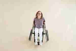 Photo young female wheelchair dancer in studio