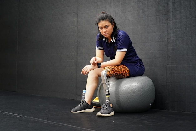 Young female with one prosthetic leg with the practice of using prosthetic legs to walk exercise