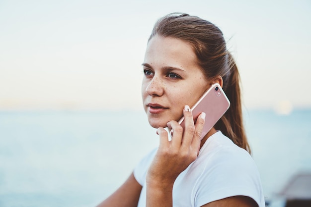 Foto giovane donna senza trucco parlando su smartphone moderno con 4g internet attraente donna che chiama