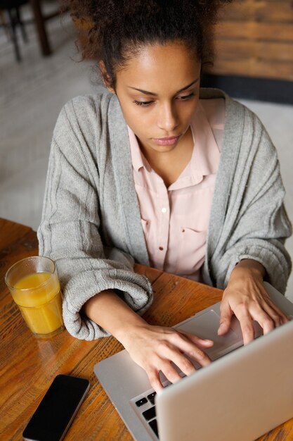 Photo young female worker typing on laptop