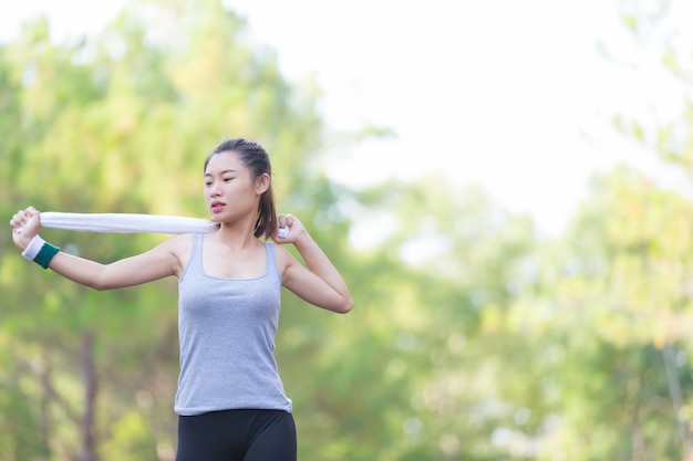 写真 公園でのフィットネストレーニングセッションの前に若い女性の運動