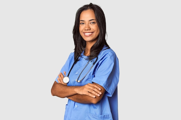 Photo young filipina nurse with a stethoscope in studio