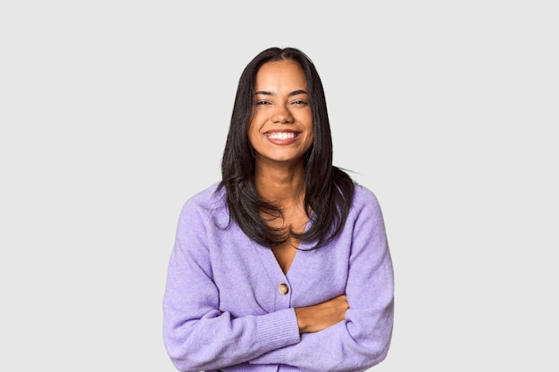 Photo young filipina with long black hair in studio laughing and having fun