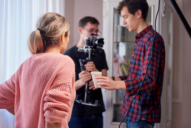 Photo young filmmakers shooting at home an advertisement