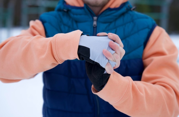 Photo young fit man is training workout outdoors at winter cold snowy day healthy fitness lifestyle