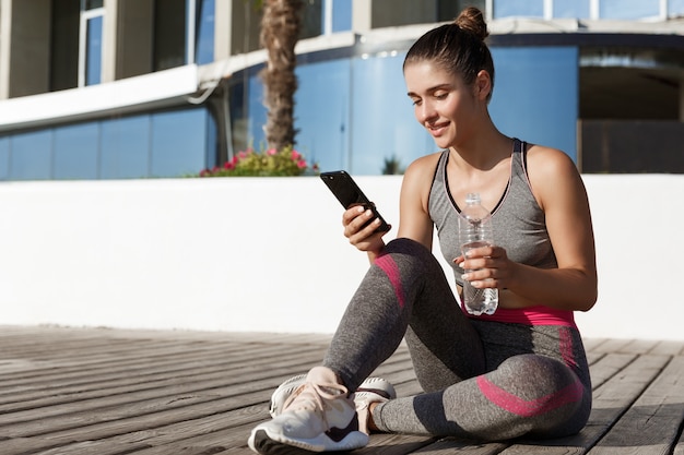 Photo young fit sportswoman working out