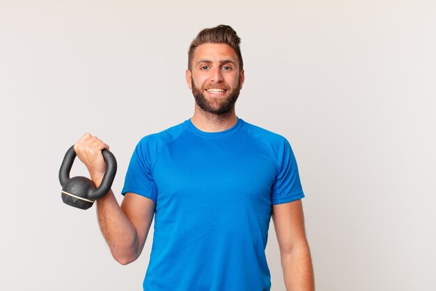 Giovane uomo di forma fisica che solleva un manubrio