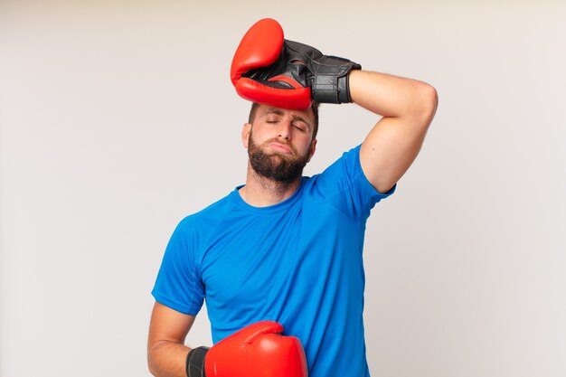 Giovane uomo di forma fisica con i guantoni da boxe