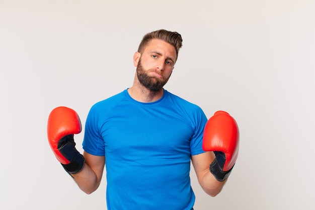 Giovane uomo di forma fisica con i guantoni da boxe