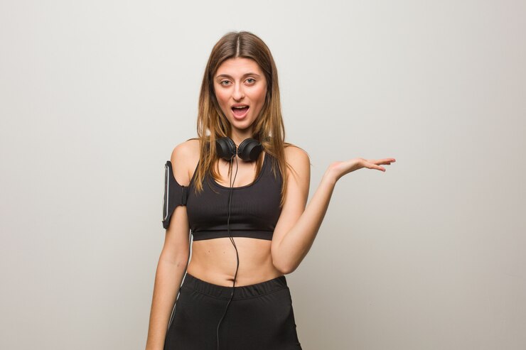 Photo young fitness russian woman holding something on palm hand