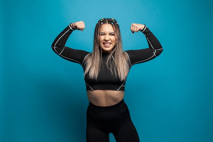 Photo young fitness woman doing sport on blue background