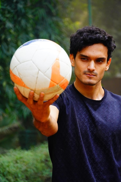 Giovane giocatore di football al football ground uomo indiano image