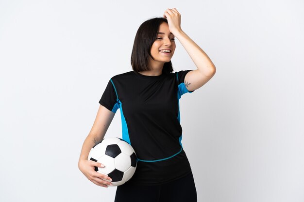 白い背景で隔離の若いサッカー選手の女性は何かを実現し、解決策を意図しています