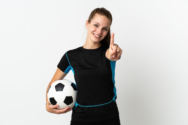 指を表示し、持ち上げる白い背景で隔離の若いサッカー選手の女性