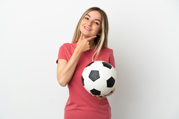 幸せと笑顔の孤立した白い壁の上の若いサッカー選手の女性