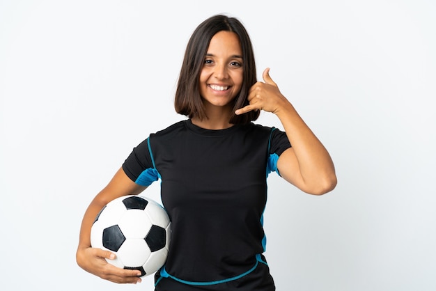 電話ジェスチャーを作る白い壁に分離された若いサッカー選手の女性。コールバックサイン
