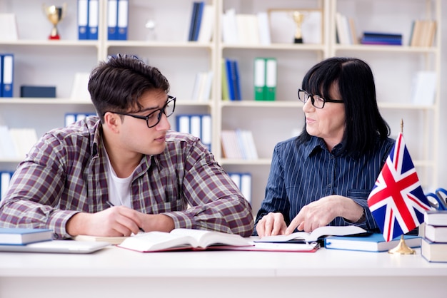 英語レッスン中の若い留学生