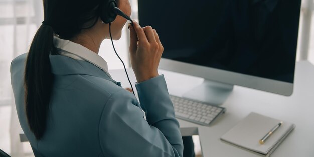 Photo young friendly operator woman agent with headsets working in a call centre