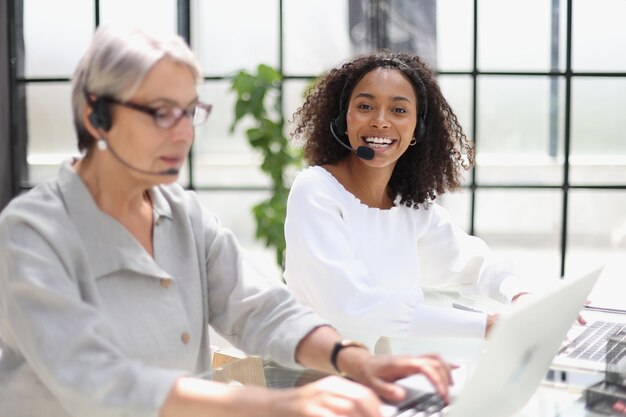 Foto agente donna giovane operatore amichevole con cuffie che lavora in un call center