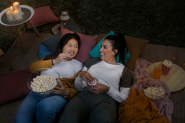 写真 野外で映画館で楽しんでいる若い友人