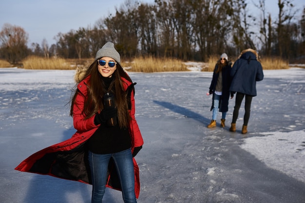 Giovani amici che hanno divertimento all'aperto nel periodo invernale. concetto di amicizia e divertimento con le nuove tendenze in inverno