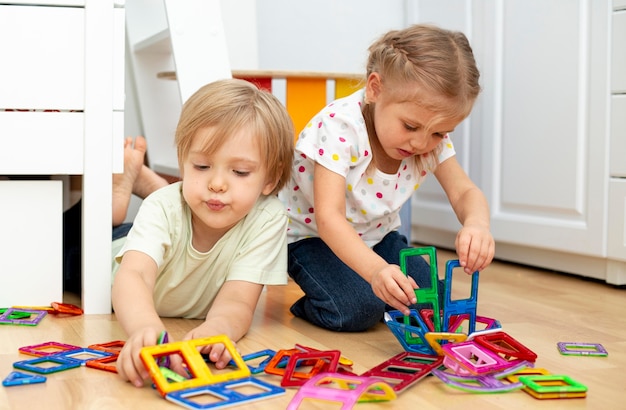 Photo young friends playing together