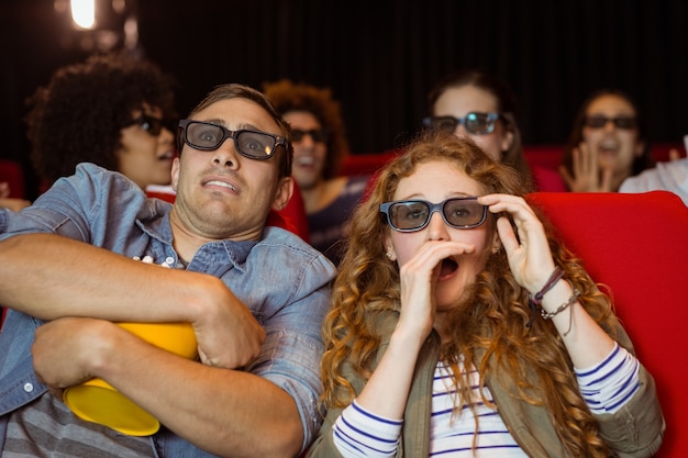 Photo young friends watching a 3d film