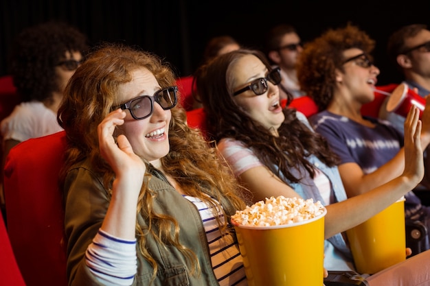 Giovani amici guardando un film in 3d