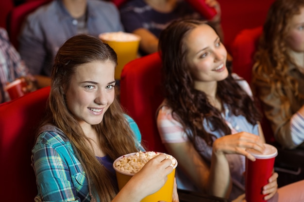 若い友達が映画を見ている