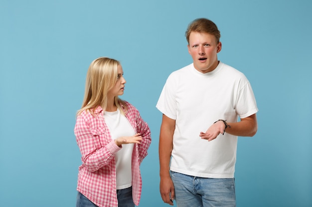 Молодая веселая пара двух друзей парень девушка в белых розовых пустых пустых дизайнерских футболках позирует