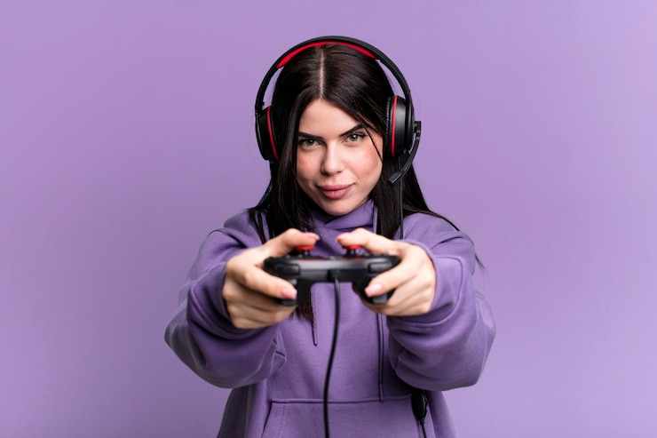 Photo ヘッドセットとコントローラーを持つ若いゲーマーの女性