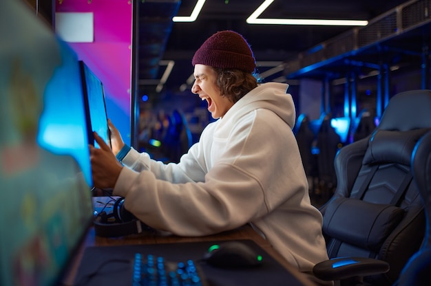 写真 若いゲーマーがトーナメント、ゲームクラブで優勝しました