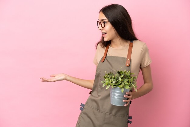 分離された植物を保持している若い庭師の女の子