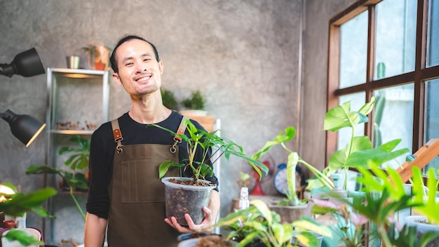 緑の概念で趣味で植物を園芸する若い自然花屋人のライフスタイル