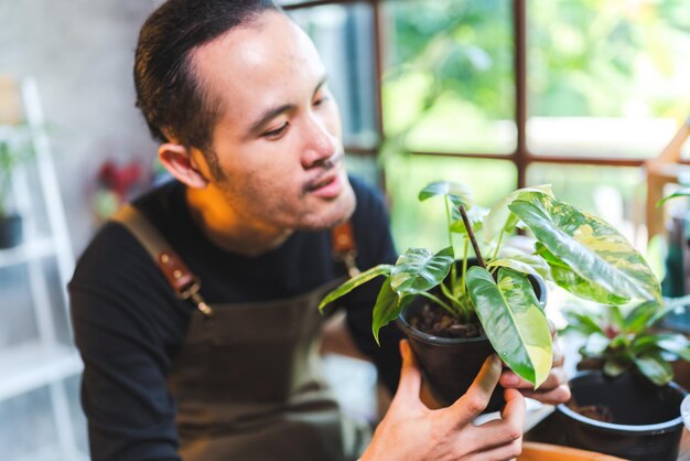 緑の概念で趣味で植物を園芸する若い自然花屋人のライフスタイル