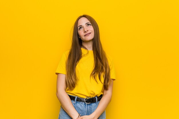 Photo young ginger redhead woman dreaming of achieving goals and purposes