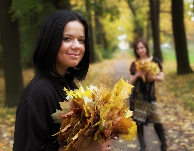 Ragazza nel parco di autunno